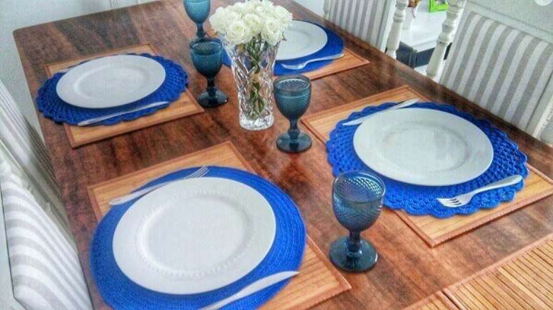 3- A mesa posta simples tem poucos elementos, por&eacute;m &eacute; uma proposta bonita e elegante. Fonte: Blog da Letis