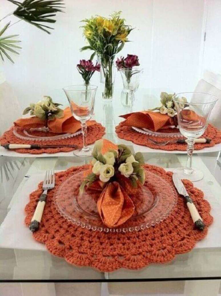 28- O sousplat de crochê e o guardanapo são da mesma cor da mesa posta. Fonte: Pinterest