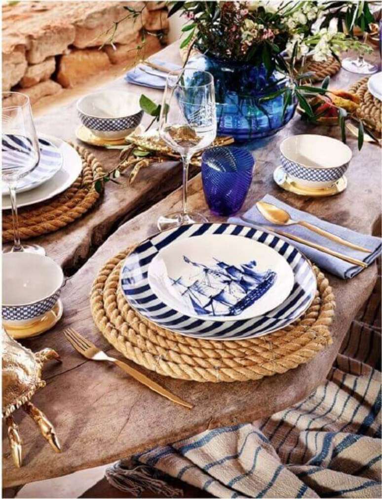 32- No evento tem&aacute;tico a mesa posta tem lou&ccedil;as estampadas e sousplat feito de cordas. Fonte: Pinterest
