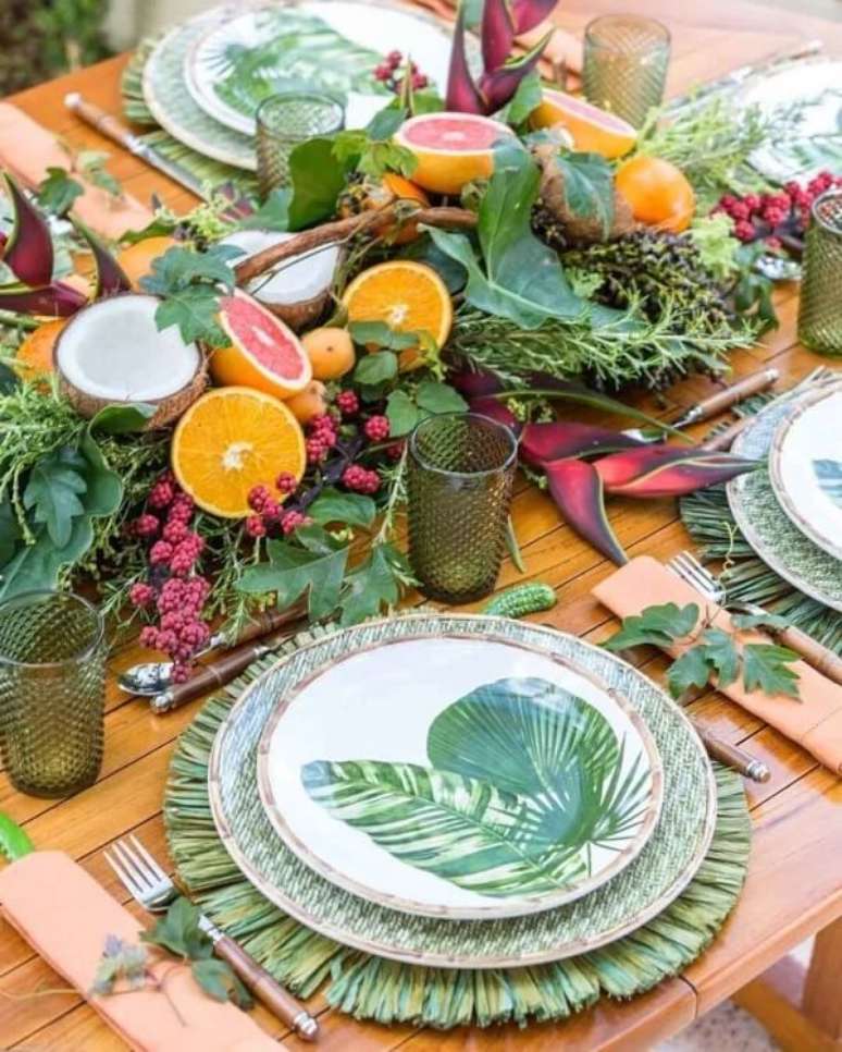 10- Mesa posta com tem&aacute;tica tropical encanta os convidados. Fonte: Vamos Receber