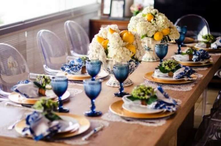 42- As ta&ccedil;as azuis para &aacute;gua combinam com os detalhes no mesmo tom dos guardanapos. Fonte: Blog Mala com Rodinha
