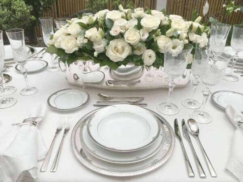 66- A mesa posta para um jantar sofisticado deve ter todos os itens para um serviço perfeito. Fonte: Marina Cimerman
