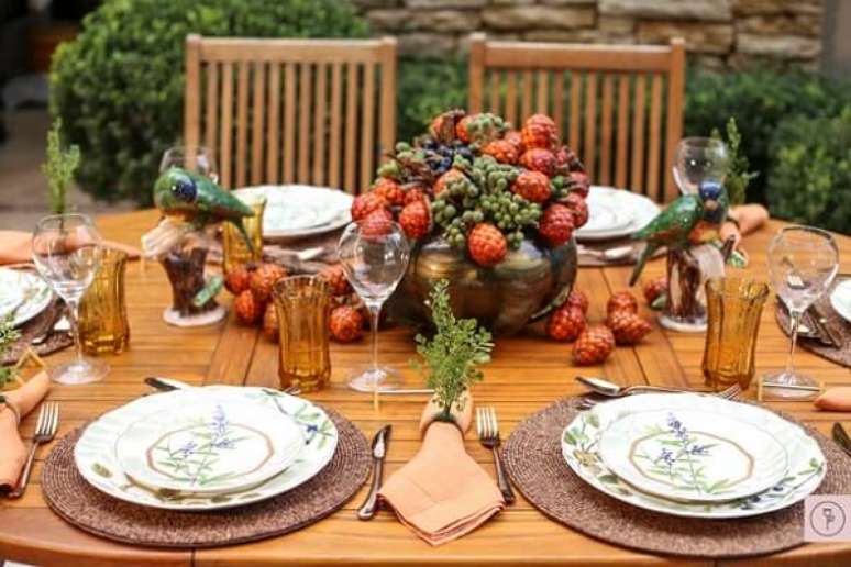 44- A mesa posta no jardim tem louças com temas florais. Fonte: Vamos Receber