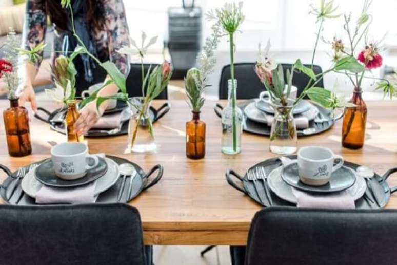 47- Na mesa posta para caf&eacute;, o sousplat tem bandeja com al&ccedil;as. Fonte: Crate and Barrel