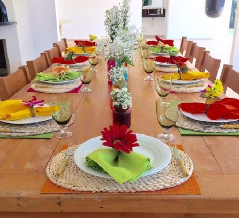 8- A mesa posta para churrasco utiliza garrafas coloridas com flores no centro. Fonte: Lar Doce Casa