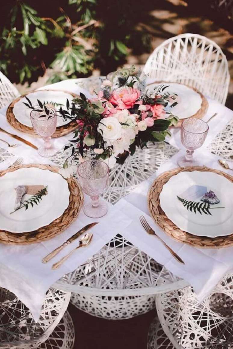 48- Para eventos ao ar livre, o sousplat &eacute; feito de fibras naturais tran&ccedil;ados e a lou&ccedil;as apresentam estampa de folhas. Fonte: Pinterest