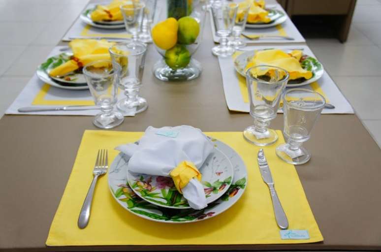 6- A mesa posta para jantar simples deve seguir as mesmas regras para a disposição de louças e talheres. Fonte: Blog da Monique Dreset