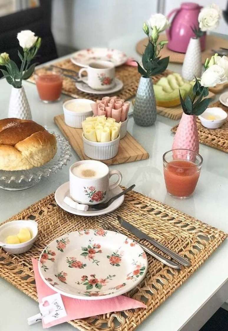 63- A mesa posta para caf&eacute; da manh&atilde; tem esteira de fibra natural. Fonte: Ao Redor da Mesa