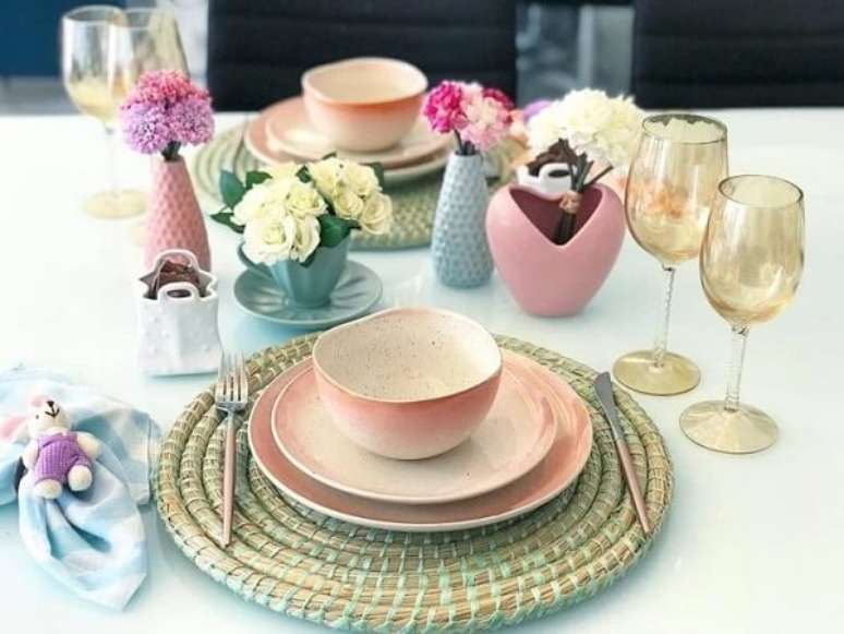 9- Suavidade e delicadeza nessa decora&ccedil;&atilde;o de mesa posta. Fonte: Giselle Matos