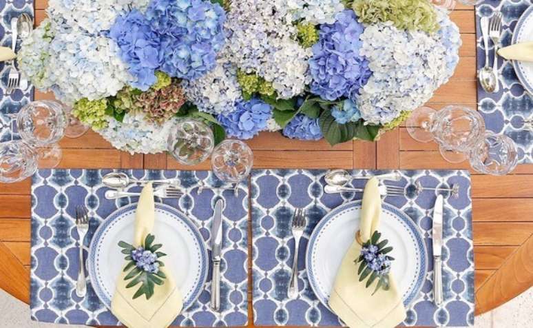 71- Tons de azul invadem a decoração desta mesa posta. Fonte: Atelier Couvert