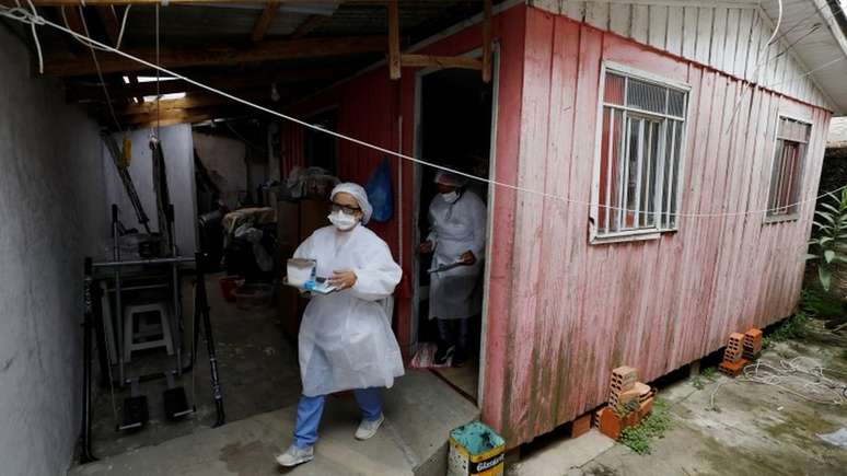 Profissionais fazem vacinação contra covid-19 a domicílio em Curitiba; imunização e isolamento são fundamentais para desacelerar doença, dizem especialistas