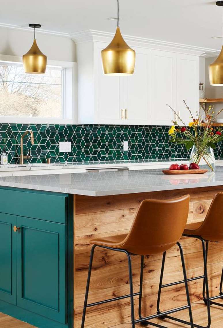 47. Cozinha verde com azulejo retro – Foto Back Splash