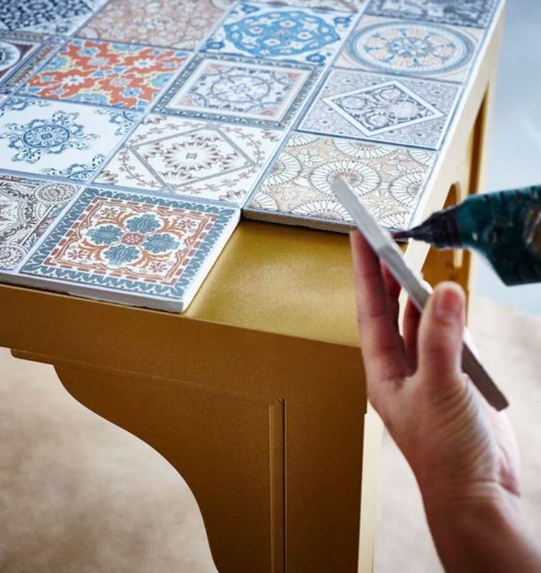 11. Azulejo retro na mesa moderna – Foto Ikea UK