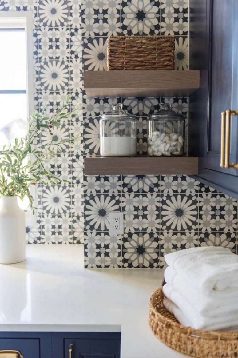 28. Azulejo retro preto e branco na cozinha moderna com armários azuis – Foto One Kind Design