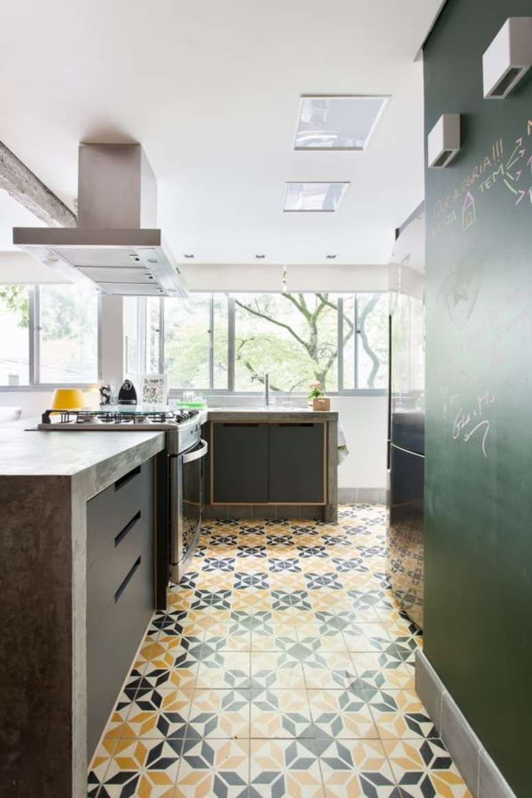 34. Cozinha com azulejo retro amarelo e cinza – Foto Archdaily