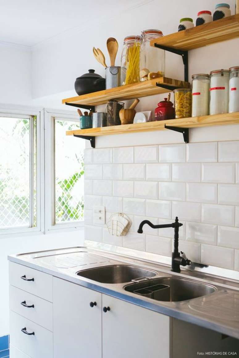 16. Azulejo retro branco na cozinha – Foto Historias de Casa