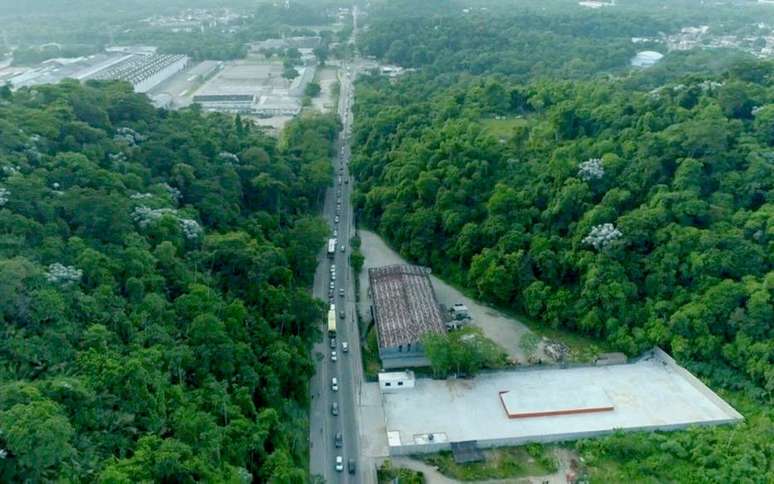 Duque de Caxias, na Baixada Fluminense, inicia nesta sexta-feira (5) a imunização de pessoas com mais de 60 anos. Desde de as primeiras horas do dia, filas quilométricas foram registradas em vários pontos da cidade. A vacinação será realizada em sistema drive thru. Ao todo, são seis mil doses disponibilizadas nos postos.. 