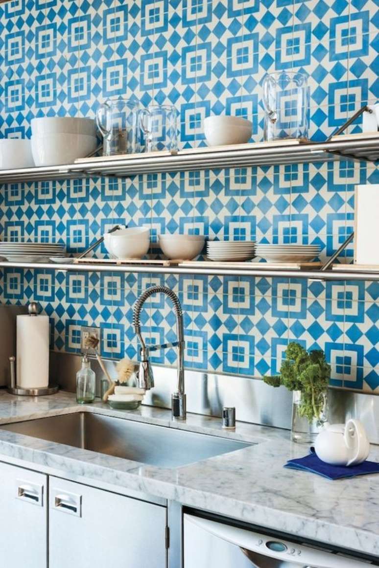 57. Azulejo retro azul e branco &ndash; Foto Remodelista