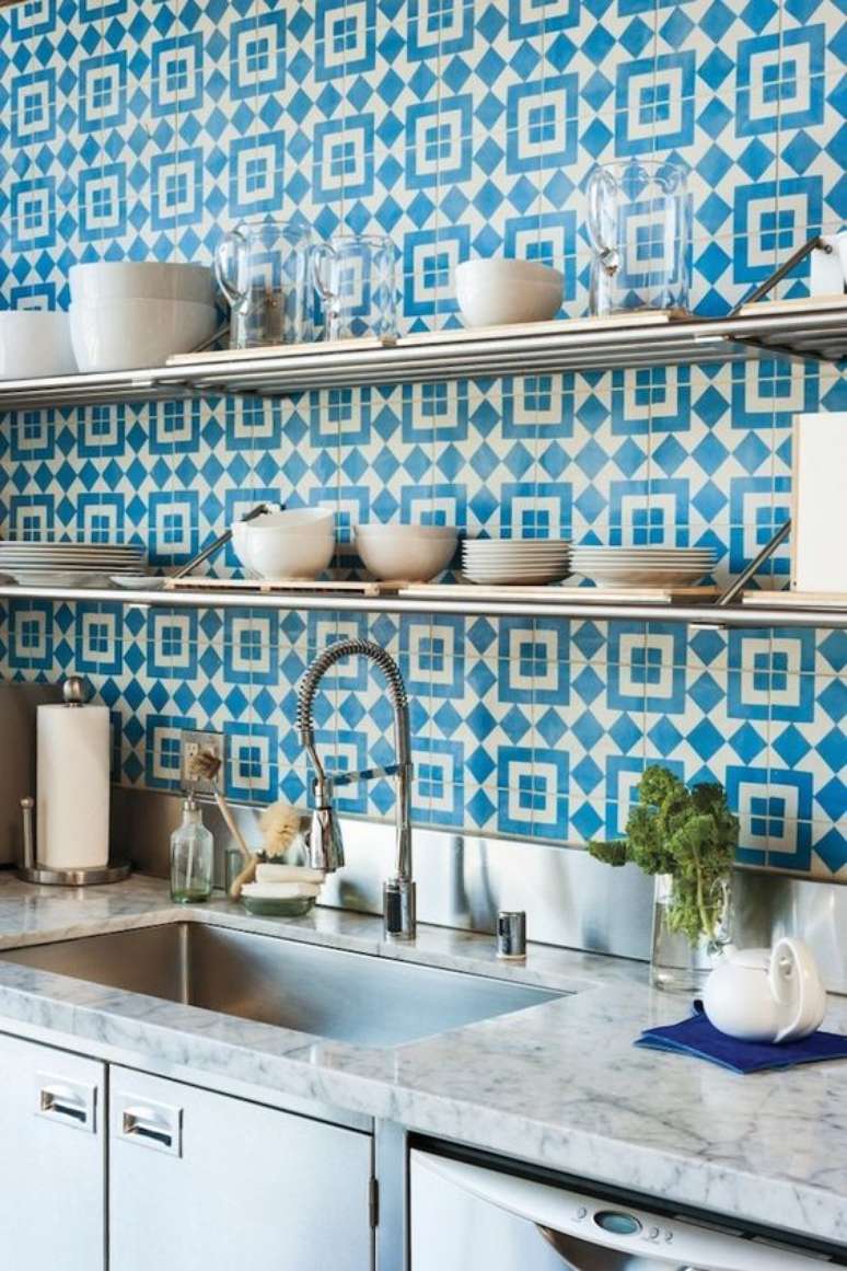 57. Azulejo retro azul e branco – Foto Remodelista