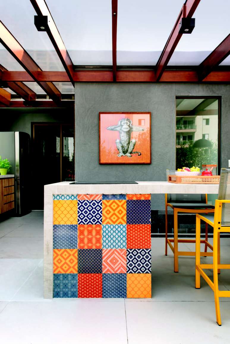 8. Azulejo retro patchwork colorido na bancada de cozinha – Foto Casa Claudia