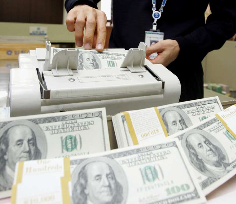 D&oacute;lar avan&ccedil;a contra real acompanhando exterior; moeda caminha para salto semanal
09/01/2006
REUTERS/Lee Jae-Won