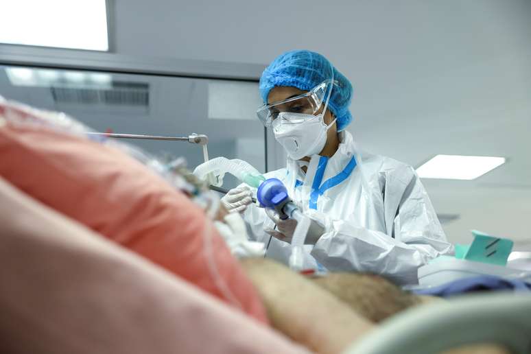 Enfermeira atende paciente da Covid-19 em hospital de Atenas
24/02/2021
REUTERS/Giorgos Moutafis