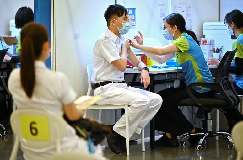 Processo de vacinação contra a Covid-19 em Hong Kong, China. 23/02/2021. Peter Parks/Pool via Reuters.

