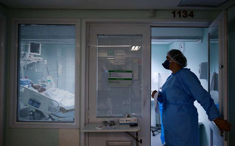 Integrante de equipe m&eacute;dica de hospital em Porto Alegre. 19/11/2020. REUTERS/Diego Vara. 
