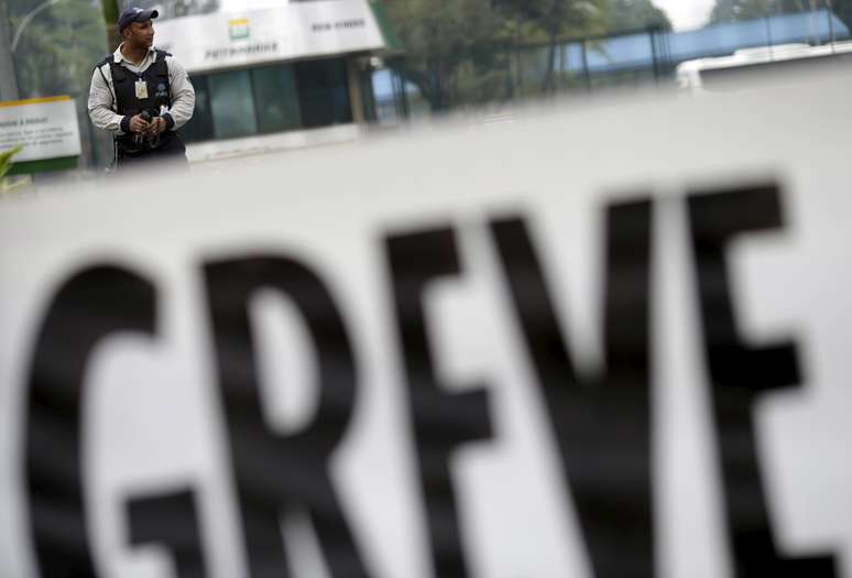 Manifesta&ccedil;&atilde;o de petroleiros durante greve em 2015. 
03/11/2015
REUTERS/Ricardo Moraes