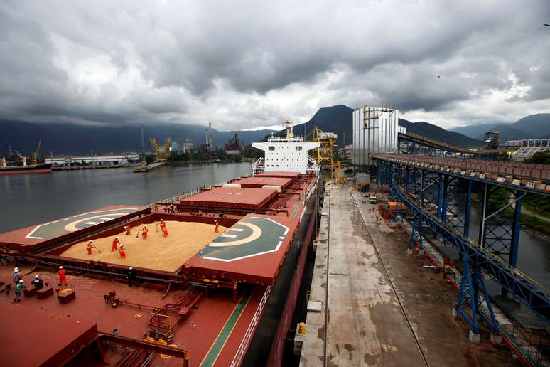 Trabalhadores carregam soja em navio em terminal em Santos (SP) para exportação à China
REUTERS/Paulo Whitaker