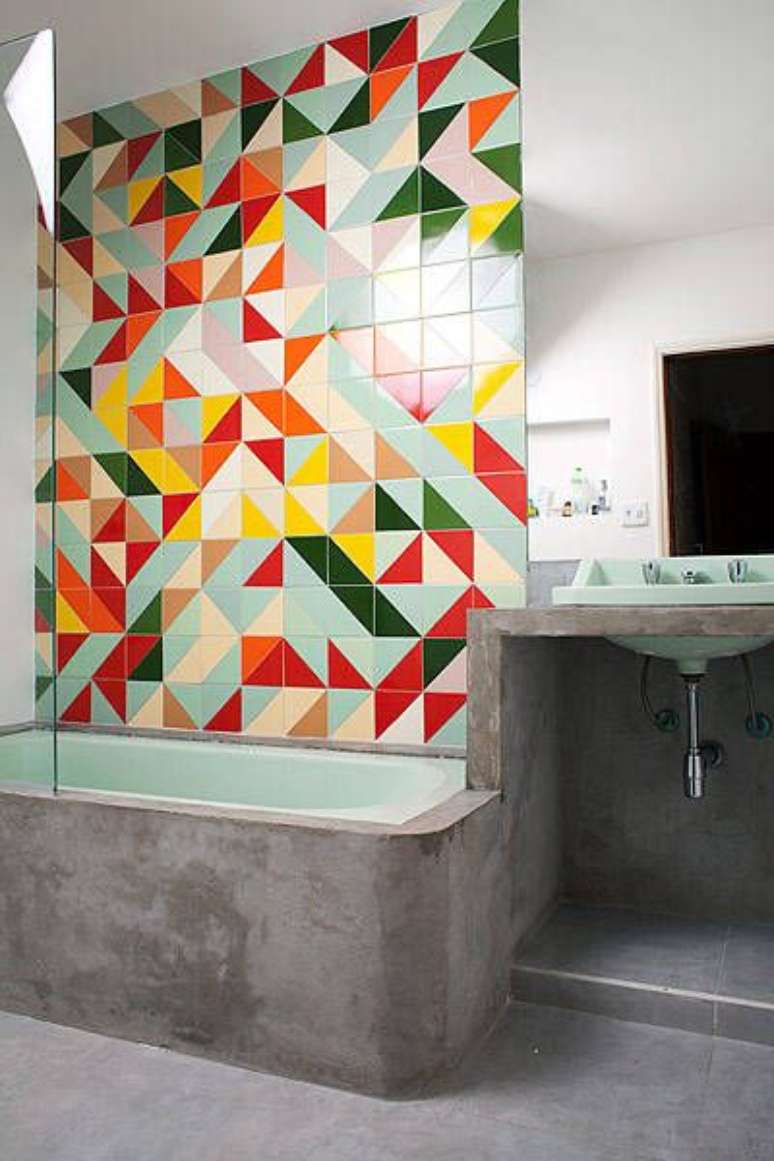 10. Banheiro com azulejo retro colorido – Foto Uol