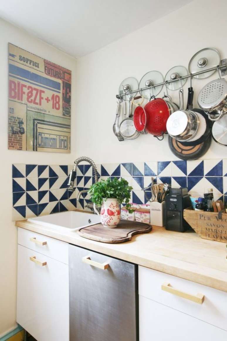 58. Azulejo retro azul e branco na cozinha moderna – Foto Casa de Valentina