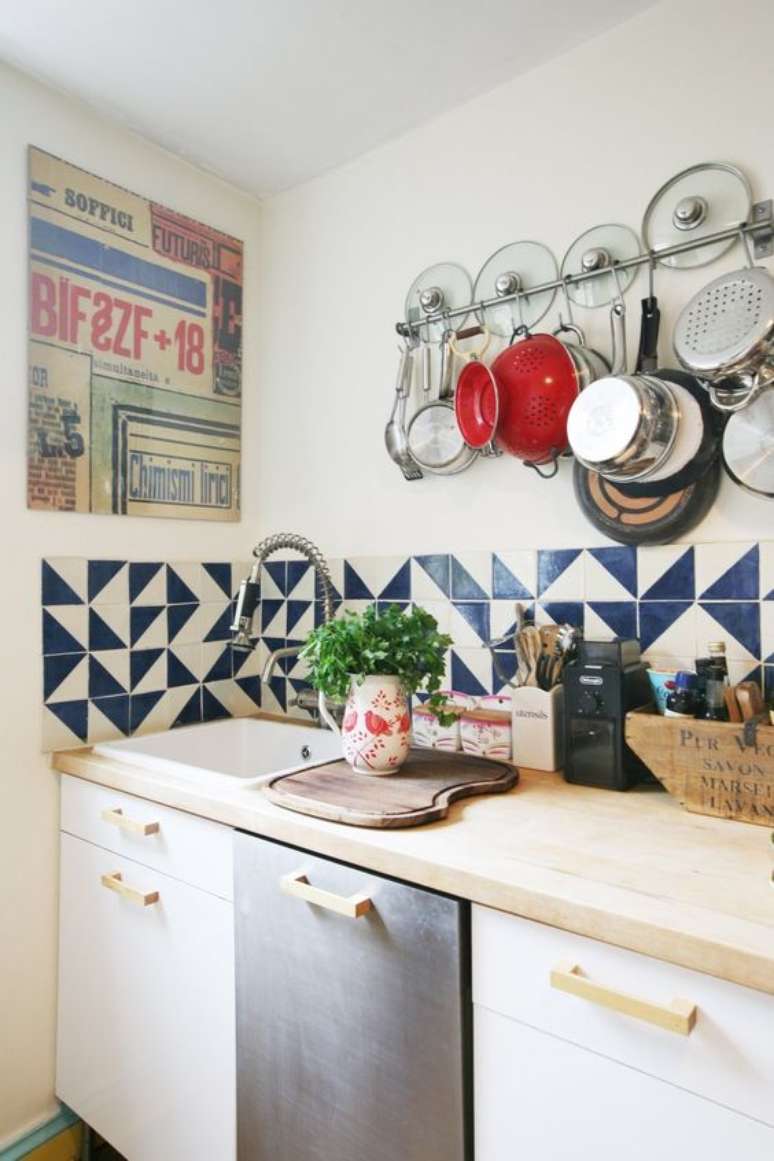 58. Azulejo retro azul e branco na cozinha moderna &ndash; Foto Casa de Valentina