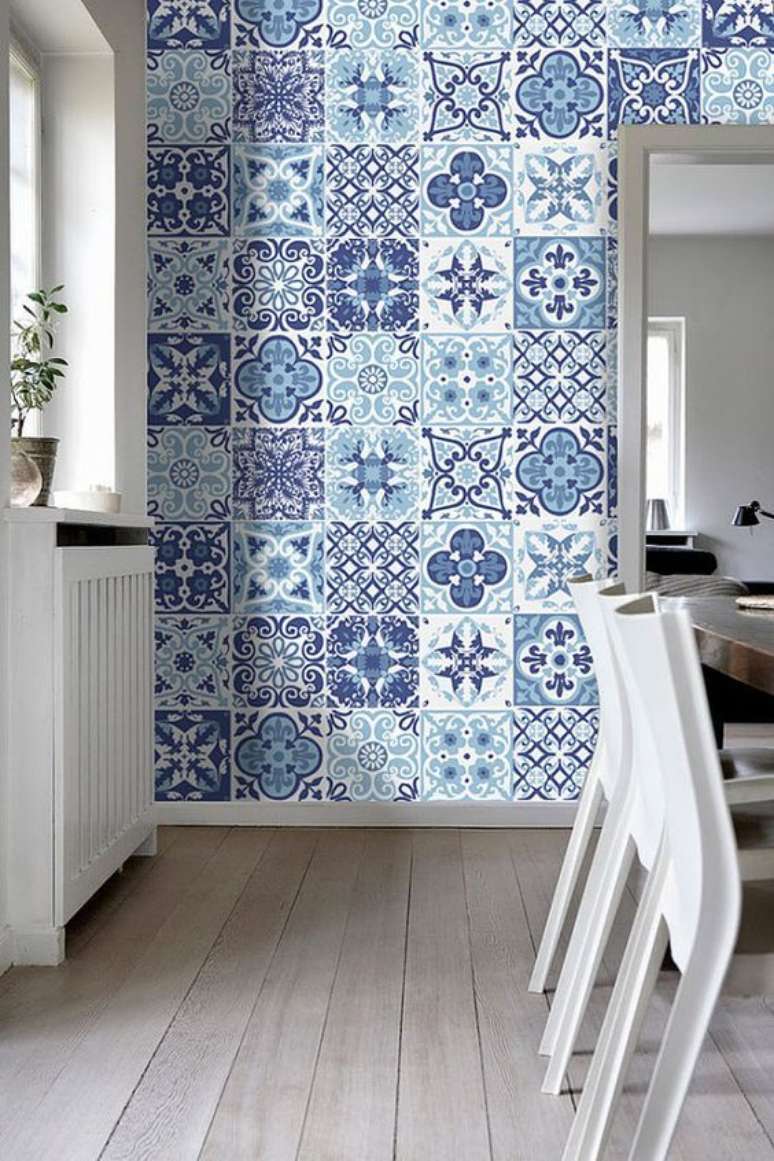 37. Cozinha com azulejo retro branco e azul &ndash; Foto Reciclar e Decorar