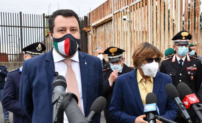 Matteo Salvini após audiência de processo preliminar em Catânia, sul da Itália