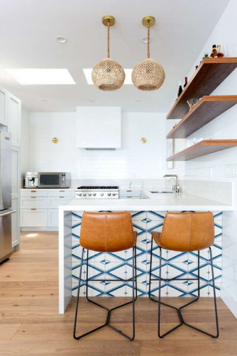 38. Cozinha com azulejo retro branco e azul moderno – Foto Cletile