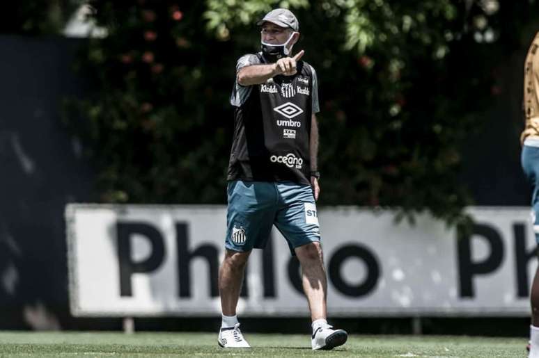 Holan chegou ao Peixe na semana passada (FOTO: Divulgação/ Twitter do Santos)