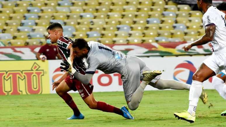 Lance entre o goleiro do Resende e Miguel na área (Foto: MAILSON SANTANA/FLUMINENSE FC)