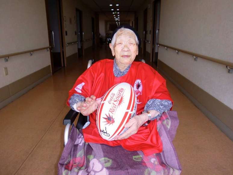 Kane Tanaka com o uniforme do time de rugby Coca-Cola Red Sparks, clube da região da anciã (Reprodução/Twitter Kane Tanaka)