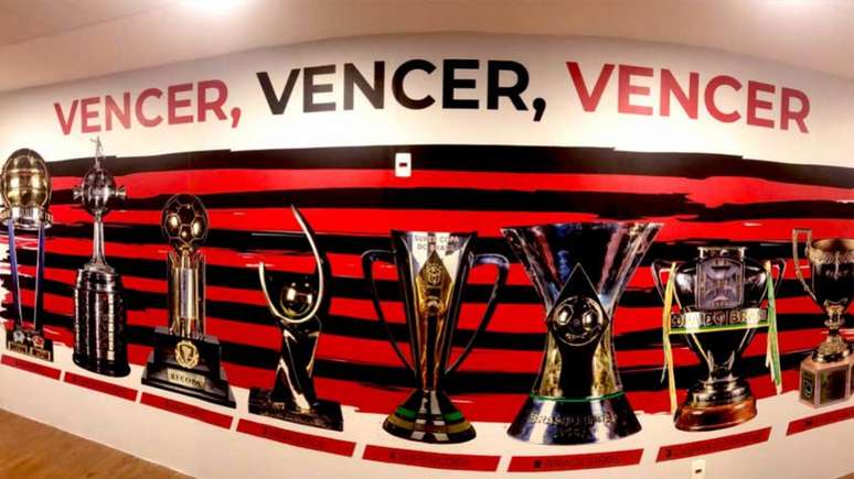O mural de títulos do Flamengo exposto no CT do Ninho do Urubu (Foto: Reprodução / Twitter CR Flamengo)