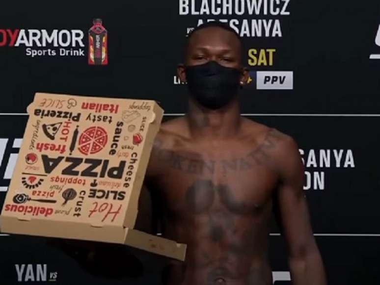 Adesanya ficou com pouco mais de 2kg abaixo do limite dos meio-pesados (Foto: Reprodução/YouTube/UFC)