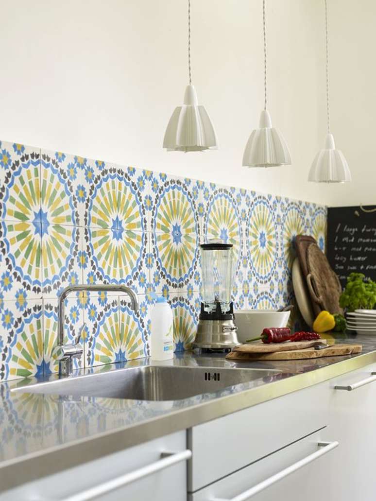 33. Cozinha com azulejo azul e verde retrô – Foto Casa de Valentina