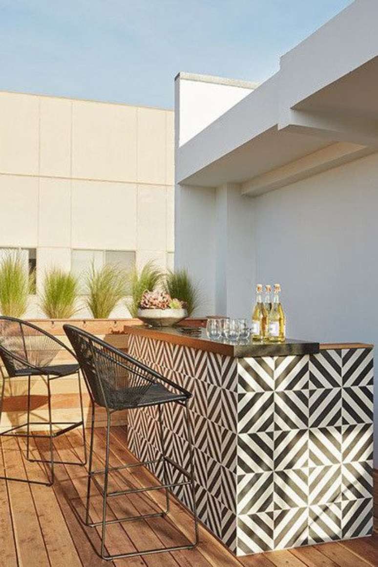 23. Cozinha gourmet com azulejo retro &ndash; Foto Lonny Magazine