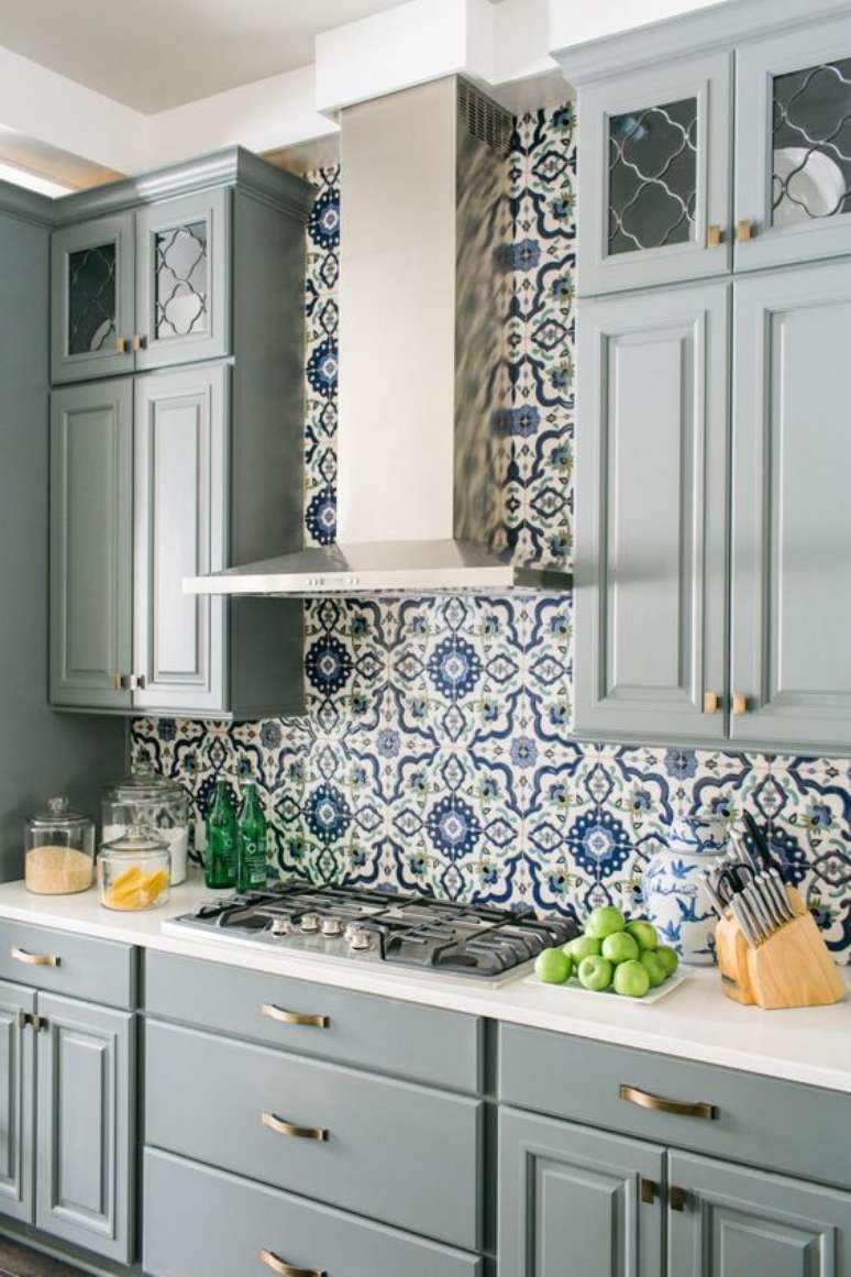 7. Azulejo retr&ocirc; na cozinha moderna em tons de azul e cinza &ndash; Foto Dicas de Decora&ccedil;&atilde;o