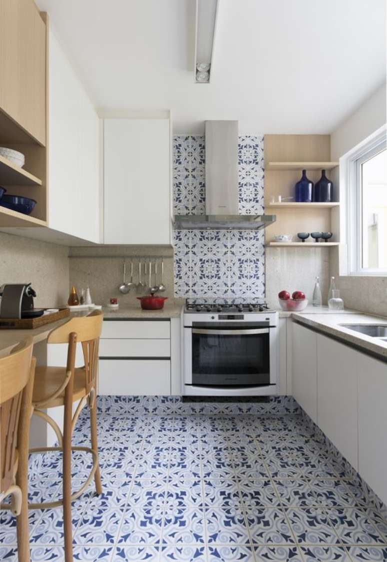 36. Cozinha com azulejo retro azul e branca – Foto Casa de Valentina