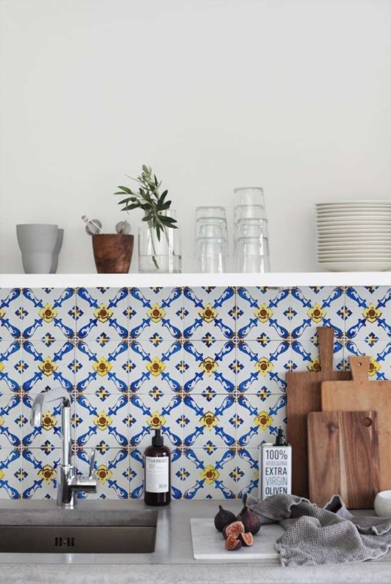 35. Cozinha com azulejo retro azul e amarelo – Foto Pinterest