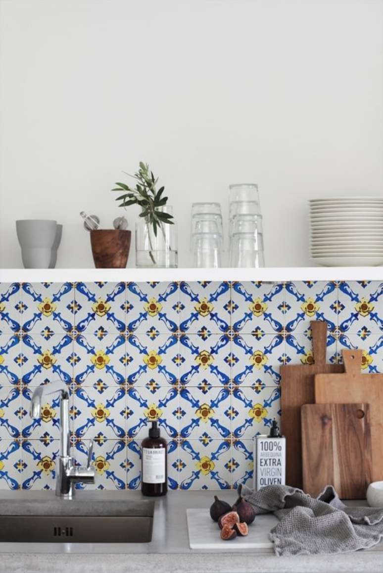 35. Cozinha com azulejo retro azul e amarelo &ndash; Foto Pinterest