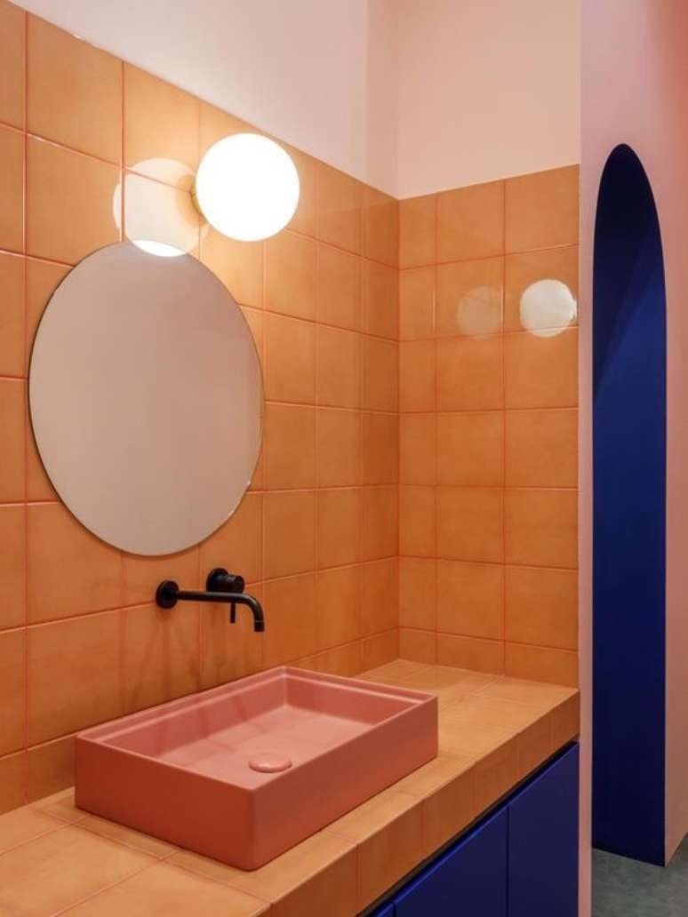 5. Banheiro revestido com azulejo retrô – Foto Casa Vogue