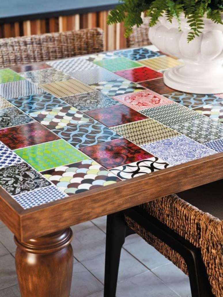 49. Mesa com azulejo retro colorida – Foto Arquitrecos
