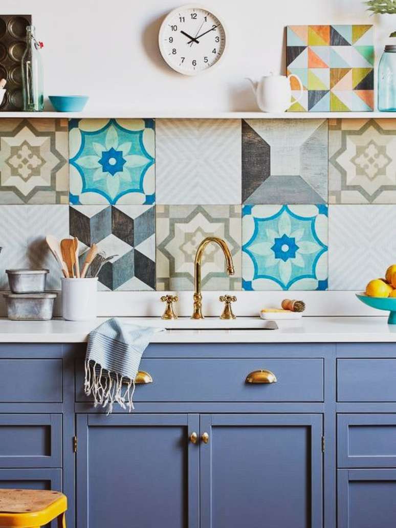 4. Cozinha azul com azulejo retro colorido – Foto A Casa Delas